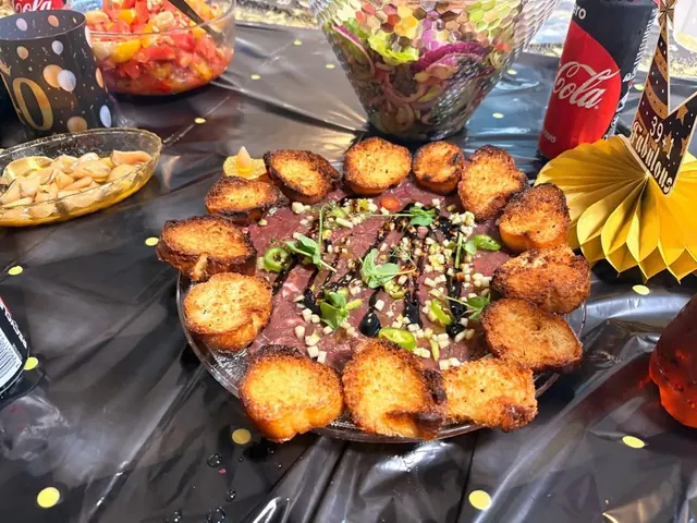 קרפציו בקר עם קרוטונים צלויים וירוקים