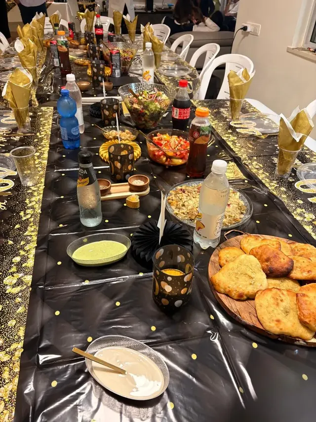 שולחן אירוע עם סלטים, מטבלים ולחמים טריים