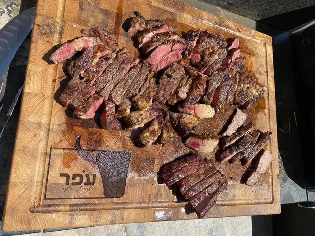 נתחי בשר פרוסים על קרש עץ עם הלוגו של עפר